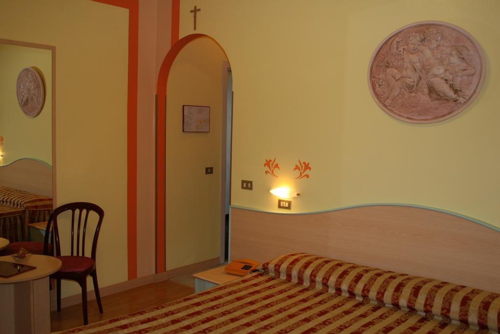 Hotel Alsazia Сирмионе Стая снимка